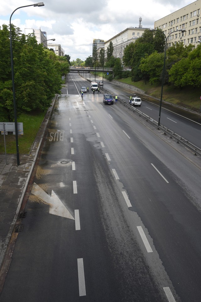 WARSZAWA TRASA ŁAZIENKOWSKA AWARIA WODOCIĄGÓW (awaria wodociągów na Trasie Łazienkowskiej)