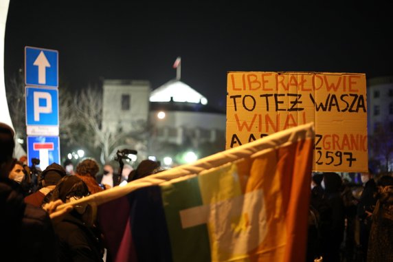 Protest Strajku Kobiet przed Sejmem w Warszawie