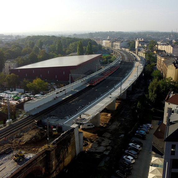 Nowy przystanek kolejowy w Krakowie z blachy falistej. Miało być inaczej?