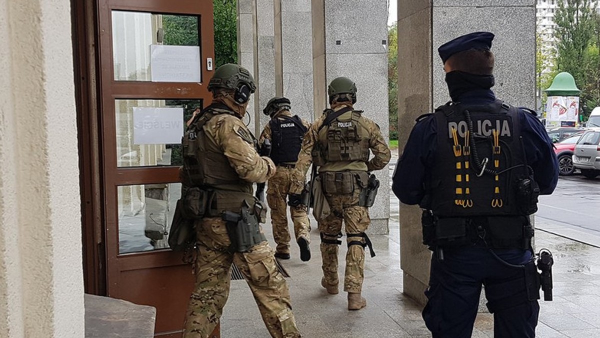 Przez kilka godzin przeszukiwano stadion oraz halę przy ulicy Reymonta w Krakowie. Policjanci sprawdzali pomieszczenia należące do klubu Wisła Kraków. Akcja ma związek z handlem narkotykami przez kiboli identyfikujących się z klubem. O poranku zostało zatrzymanych dziewięciu pseudokibiców. Postawiono im 31 zarzutów. Dodatkowo - nieoficjalnie - policja podczas przeszukania klubowych pomieszczeń odnalazła skradzione w zeszłym roku flagi GKS-u Katowice.