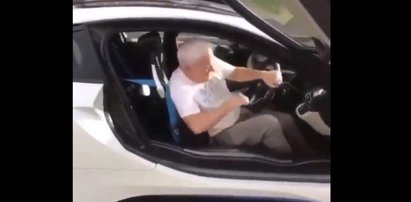 Kupił auto za ponad pół miliona i nie potrafi z niego wyjść [WIDEO]