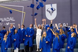 Iga Świątek "ukończyła" akademię Rafaela Nadala. Rzuciła w górę biret