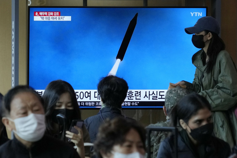 Obraz wystrzelenia rakiety przez Koreę Północną wyświetlany podczas programu informacyjnego na dworcu kolejowym w Seulu w Korei Południowej, poniedziałek, 10 października 2022 r.