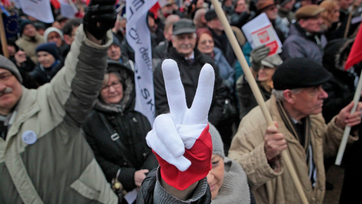 Prawnik Jarosław Kuropatwiński podczas zebrania Izby Radców Prawnych w Bydgoszczy zaproponował ogólnopolski protest swojego środowiska przeciwko odmowie publikacji wyroku Trybunału Konstytucyjnego. W odpowiedzi od innego z mecenasów usłyszał, że sprzyja interesom Niemiec.