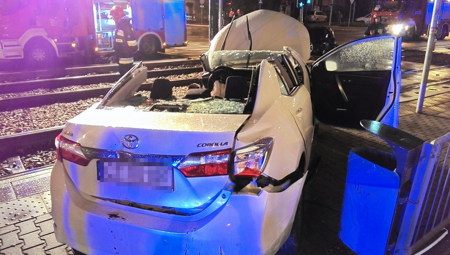 Poseł PiS Zbigniew Girzyński miał wypadek. Na zdjęciu rozbita toyota polityka