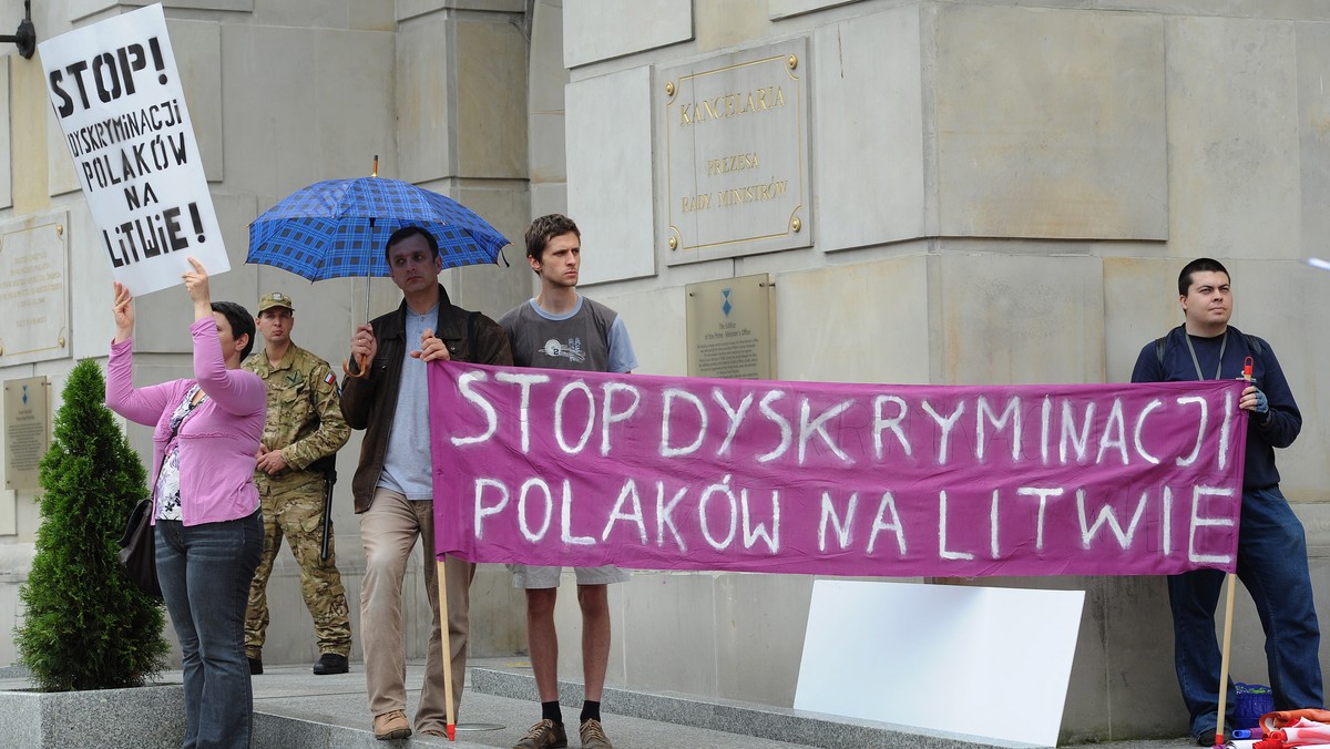 "Stop dyskryminacji Polaków na Litwie" - pod takim hasłem odbył się w Warszawie przed Kancelarią Premiera Donalda Tuska protest, którego organizatorem było Stowarzyszenie Memoriae Fidelis. Protestujący wypuścili balon z listem do premiera Andriusa Kubiliusa.