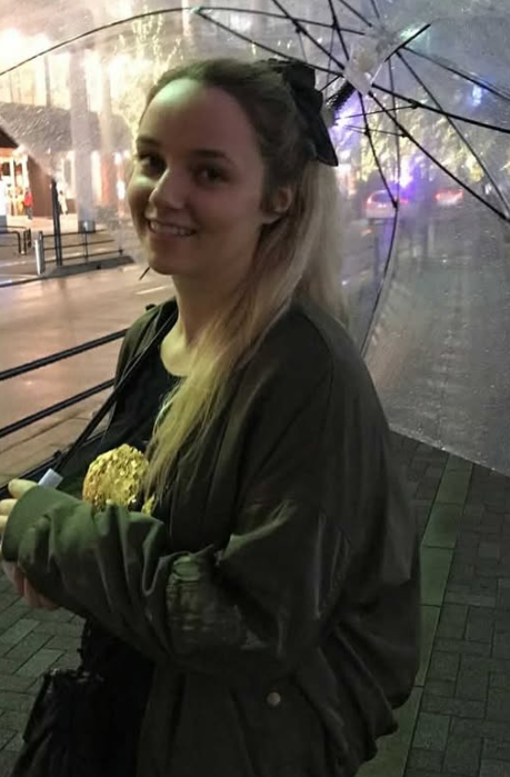 Stacey zomrela počas prevozu do nemocnice.