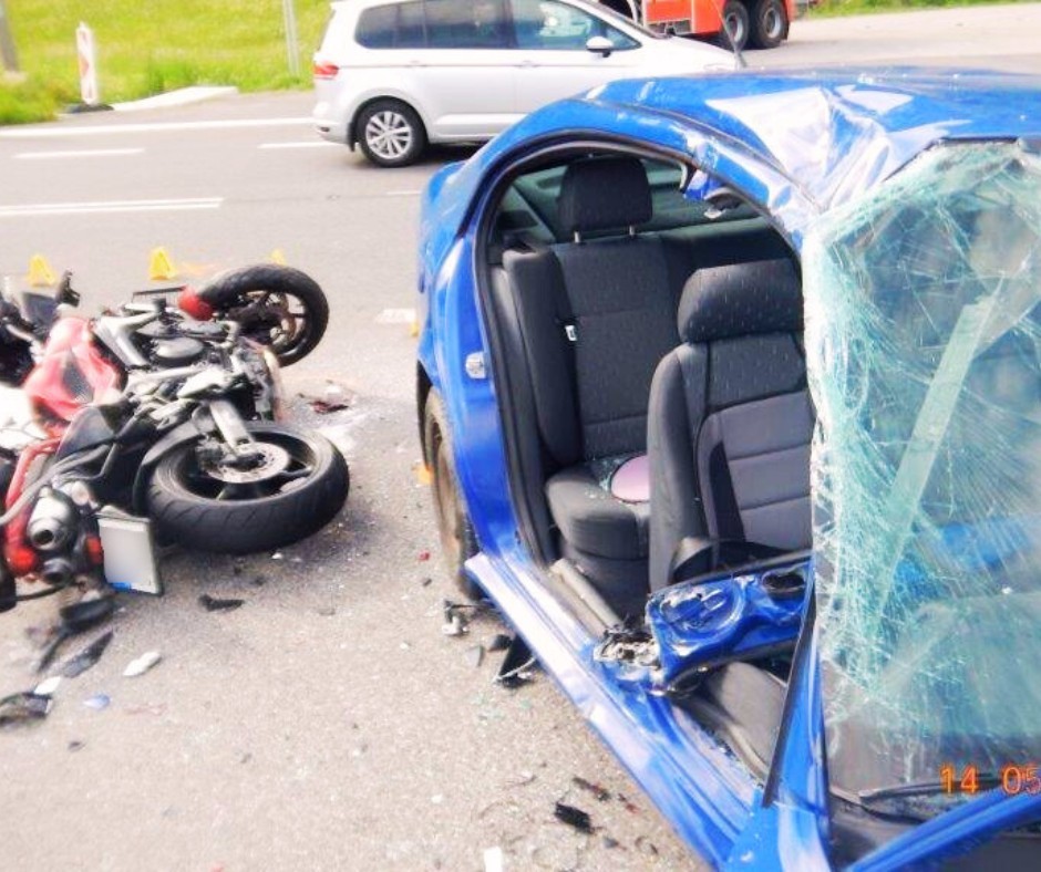 Motorkár pri zrážke s autom pri Nemeckej utrpel vážne zranenia.