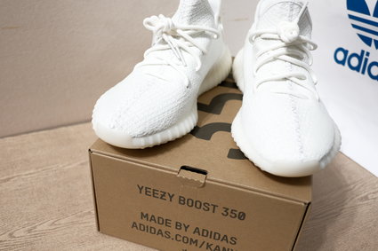 Adidas ponownie wypuszcza produkty Yeezy. Pieniądze odda