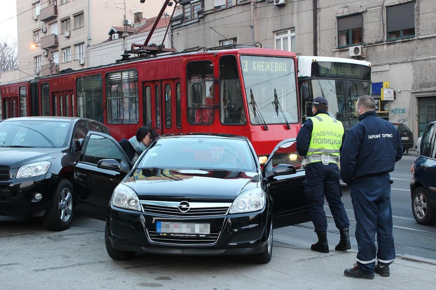 Vozača ni od korova... A kad je došao, sačekale su ga policija i kazna