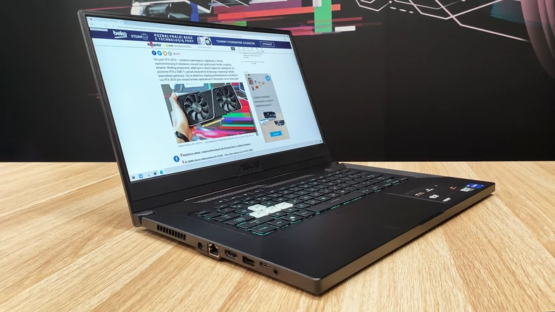 Asus TUF Dash F15 (FX516PR) – wygląd po podniesieniu klapy matrycy 