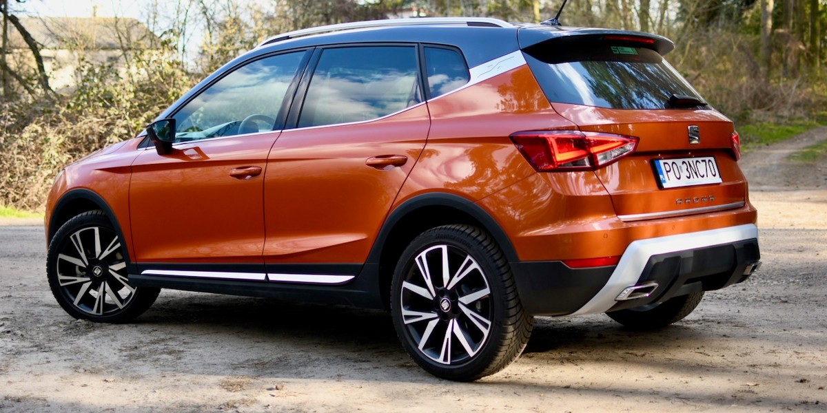 Seat Arona Outdoor od zwykłego Xcellence różni się detalami stylistycznymi, zwłaszcza na przednim i tylnym zderzaku. 