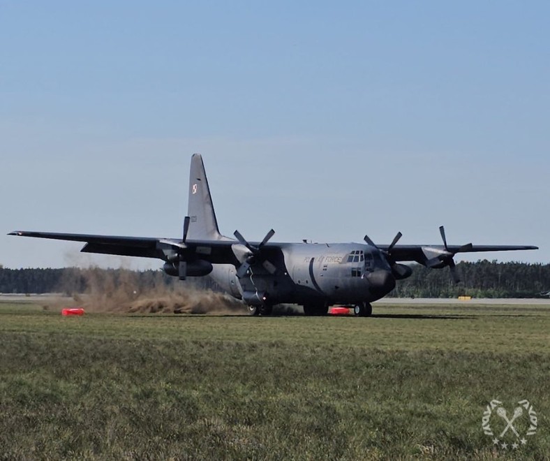 Polski samolot C-130E Hercules w trakcie kołowania w 33. Bazie Lotnictwa Transportowego w Powidzu.