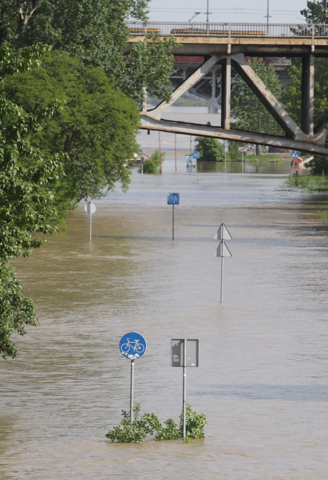 Zatopione ścieżki rowerowe na brzegu Wisły podczas majowej fali