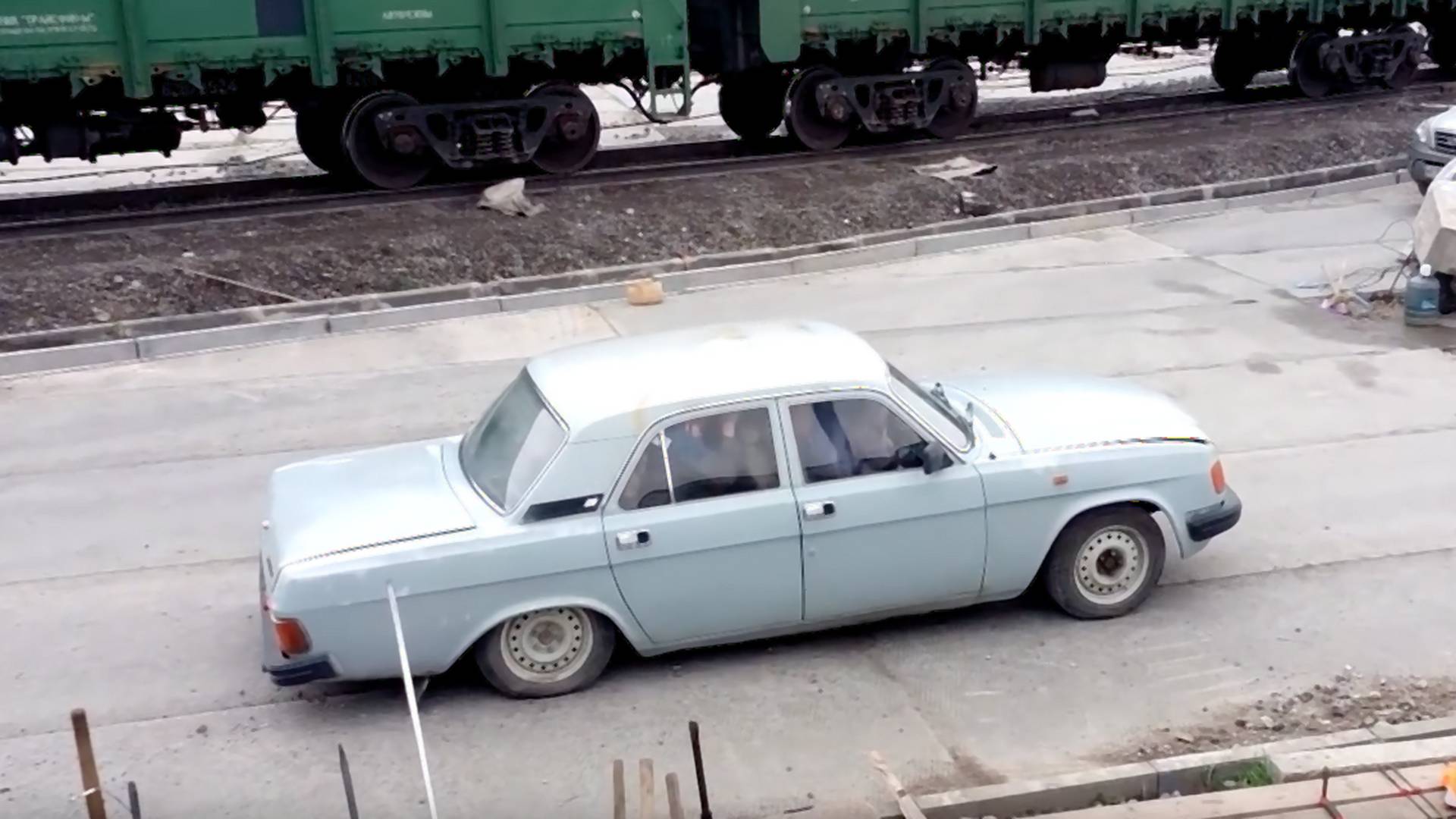Rusko opäť baví internet: Tipnite si, koľko ľudí sa zmestí do tohto auta?