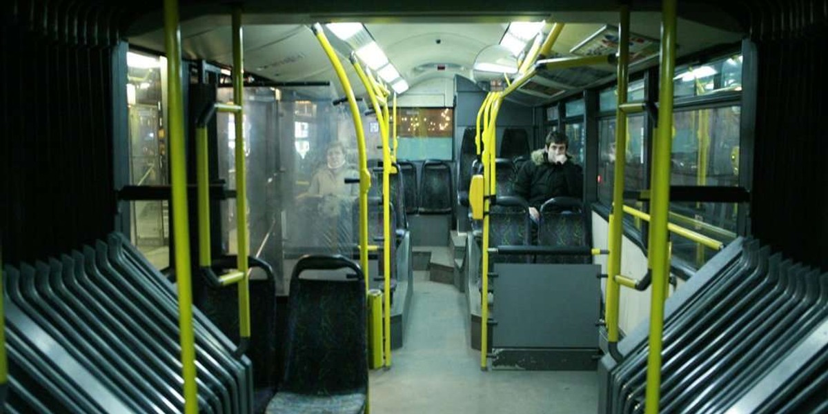 NOWY AUTOBUS NUMER 331 SPOZNIA SIE I DLATEGO JEZDZI PUSTY BO PASAZEROWIE JEZDZA STARA LINIA 131