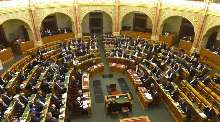 A parlament a kormánypártok kezdeményezésére tart kétnapos rendkívüli ülést /Fotó: MTI/Bruzák Noémi