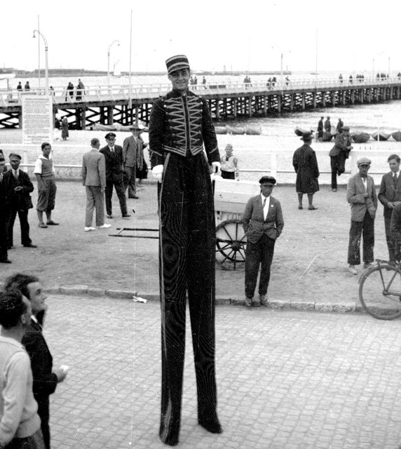Molo w Gdyni - mężczyzna na szczudłach w 1932 r.