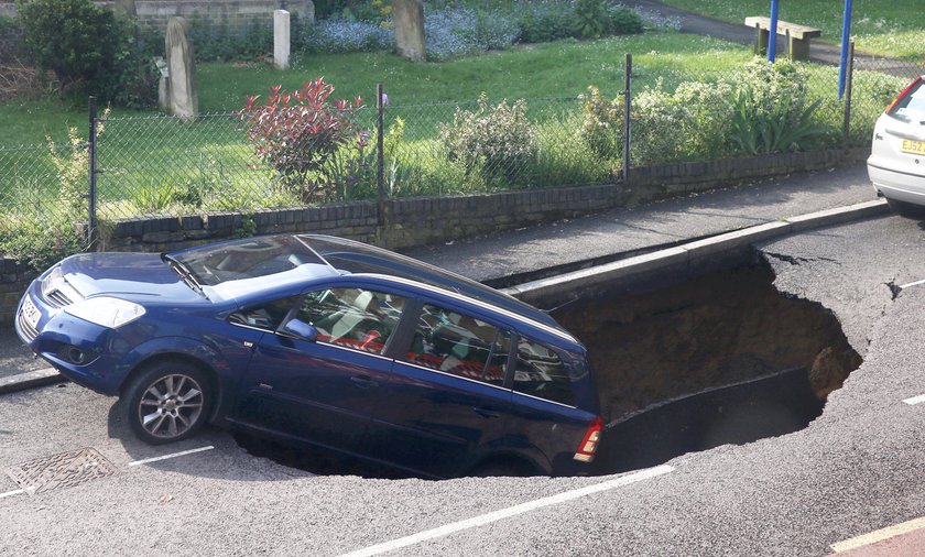 Zaparkował auto przed kościołem. Wpadło do wielkiej dziury