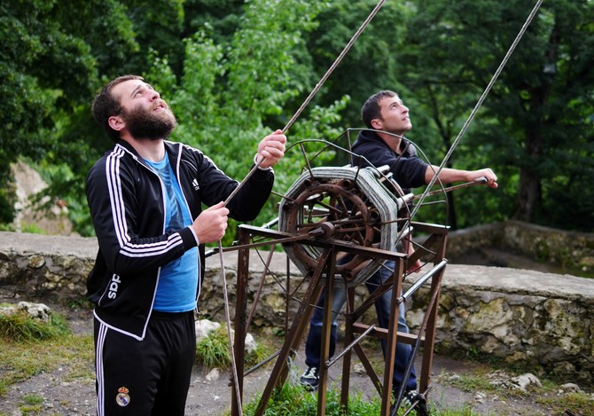 Njegovi sledbenici koji mu pomažu sa namirnicima