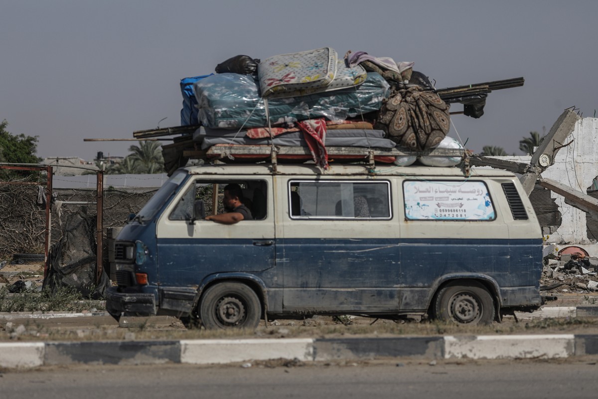 Palestyńczycy z Rafah opuszczają swoje domostwa w następstwie nakazu ewakuacji, wydanego przez armię izraelską