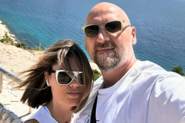 Šuškalo se da je MUŽA, ČUVENOG KOŠARKAŠA, uhvatila na delu sa KUMOM, MEGAPOPULARNIM PEVAČEM i ovako komentariše tu aferu: "VODENJAK mi je pukao zbog te priče. Govorili su da sam završila na PSIHIJATRIJI..."