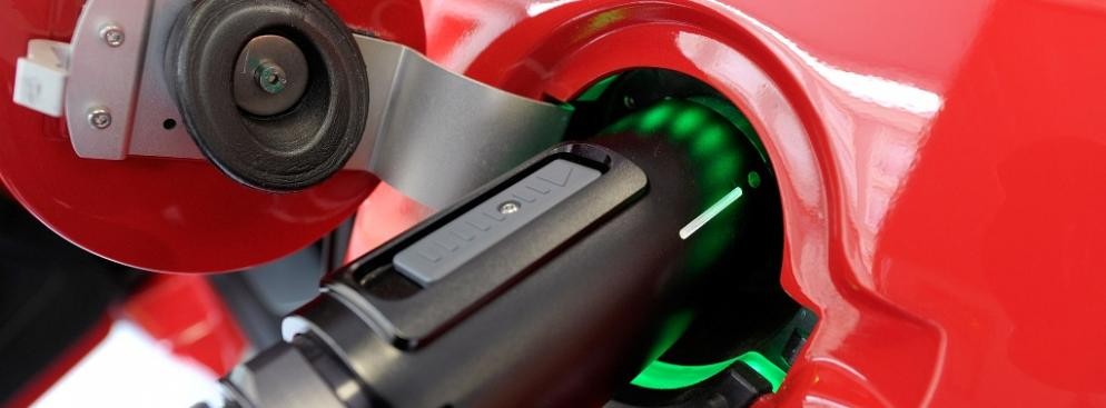 Model X Tesli jest ładowany w salonie Tesla Motors w San Jose w Kalifornii. Tesla Motors planuje sprzedaż Modelu X, sportowego samochodu zasilanego energią elektryczną, już w 2013 roku.