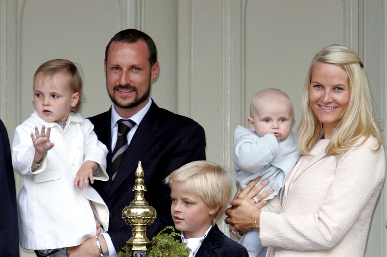 Mette-Marit, książę Haakon z dziećmi