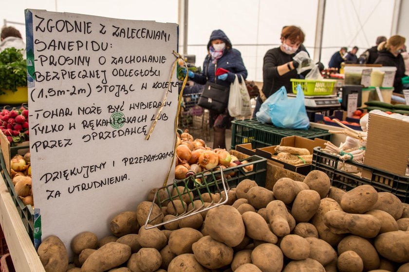 Koronawirus w Polsce: tłumy na Rynku Łazarskim w Poznaniu