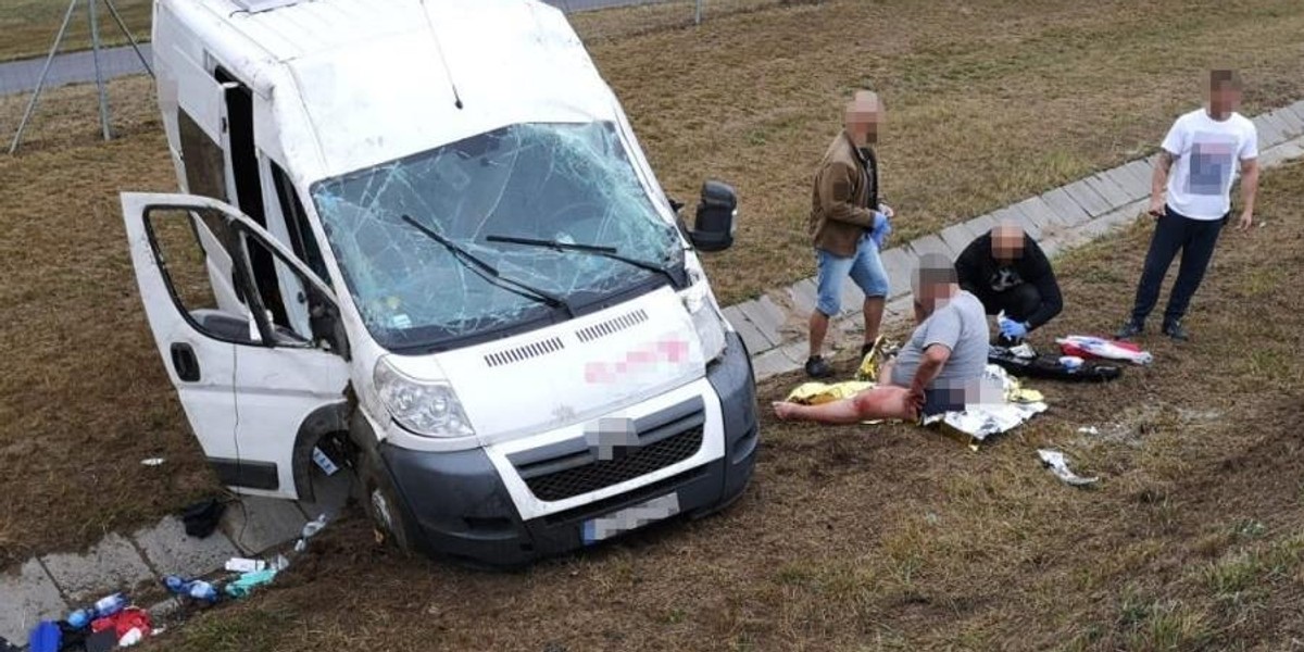 Policjanci zdumieni! Na ich oczach dachował bus, a w środku... 