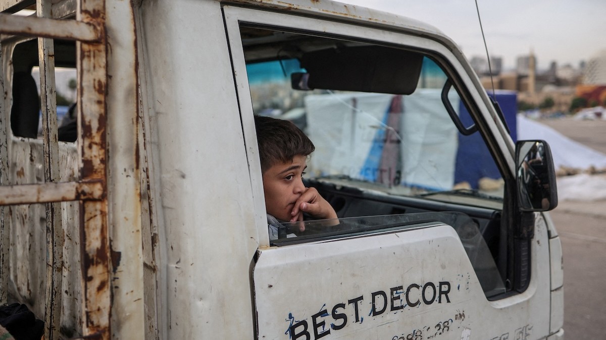 Dieťa sedí v aute, zatiaľ čo vysídlené osoby balia svoje veci a pripravujú sa na návrat do svojich domovov po tom, čo v Bejrúte v Libanone 17. apríla 2026 nadobudlo platnosť 10-dňové prímerie medzi Libanonom a Izraelom.