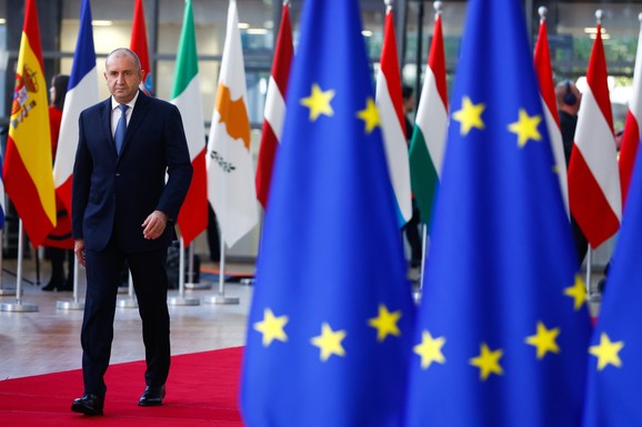 5 BUGARSKIH NOŽEVA U LEĐIMA ZA MANJE OD 10 GODINA! Da li će Radev kao premijer nastaviti da nam PODMEĆE NOGU na putu ka EU?