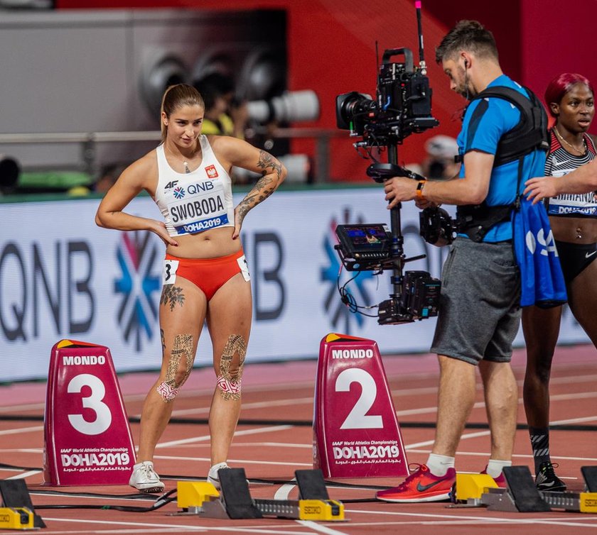 Gdy sprinterki klękały w blokach startowych, na dużych ekranach na stadionie kibice mogli zobaczyć ich... krocza!