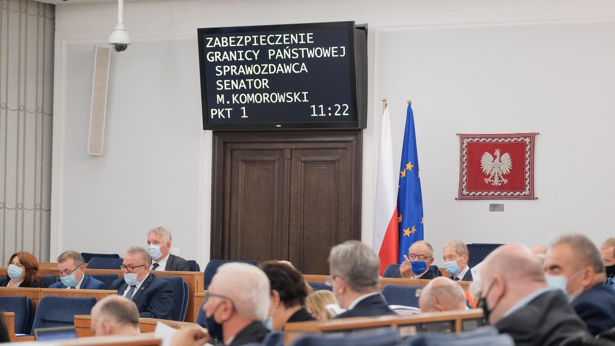 Warszawa, 27.10.2021. 32. posiedzenie wyższej izby parlamentu, 27 bm. na którym senatorowie zajmą się m.in. ustawą o budowie zabezpieczenia granicy państwowej, która ma umożliwić konstrukcję zapory w związku z presją migracyjną na granicy z Białorusią oraz nowelizacją ustaw podatkowych wdrażających rozwiązania z programu Polski Ład. (mm/dw) PAP/Mateusz Marek