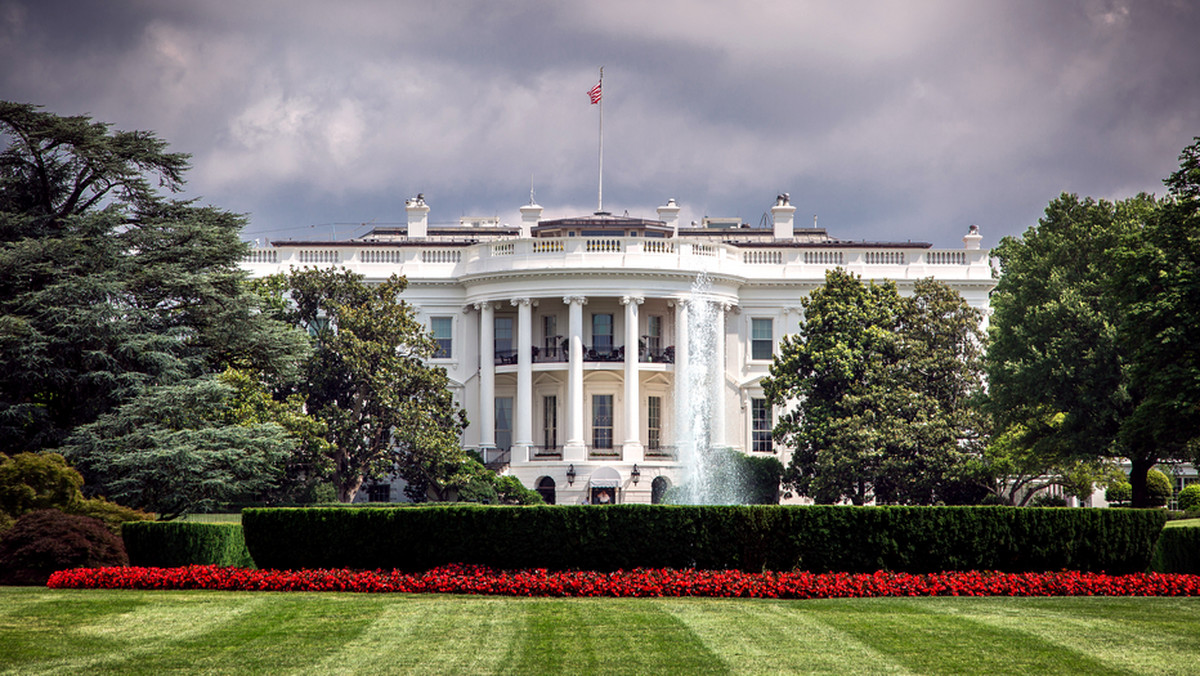 Biały Dom (White House) - oficjalna rezydencja i miejsce pracy prezydentów USA. Nazwa taka została nadana budynkowi w 1901 roku przez prezydenta Roosevelta. Budynek, położony w Waszyngtonie przy 1600 Pennsylvania Avenue, zaczął powstawać w październiku 1792 roku. Uroczyste oddanie do użytku nastąpiło w roku 1800. Pierwszym prezydentem, który w nim zamieszkał, był John Adams. Od czasu wprowadzenia się tam Adamsa, każda następna para prezydencka dokonywała własnych zmian w wystroju budynku.