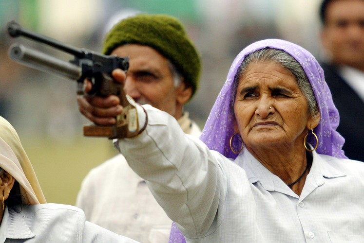 80-letnia Raj Rani birze udział w zawodach strzelniczych