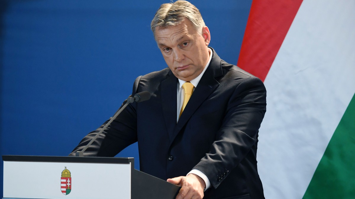 Orbán súlyos ügyről beszél, ezért bukott egy helyet a ...