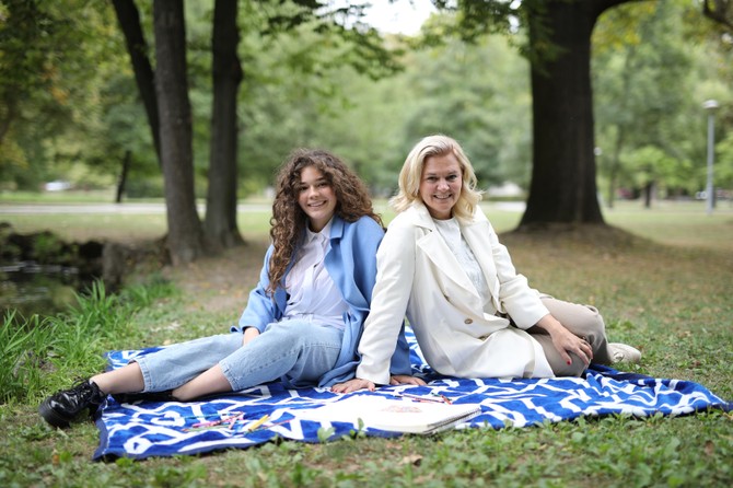 Tara sa mamom Aleksandrom. Bez obzira na talenat i izvrsne crteže, Tara ne bi mogla da ode u Pariz da je nije podržala jedna srpska kompanija, jer su finansijski troškovi izrade haljina veoma skupi