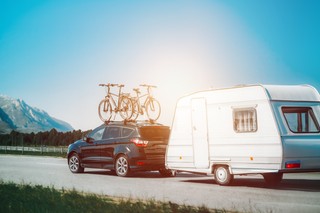 Planujesz wynająć przyczepę na wakacje? Uważaj na te przepisy. Za złamanie grozi mandat nawet 30 tys. zł