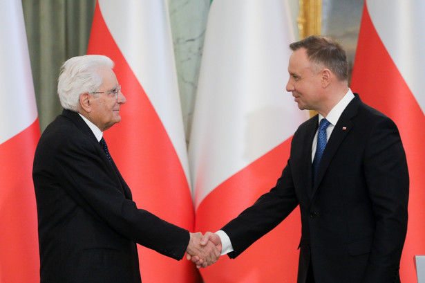 Warszawa, 17.04.2023. Prezydent RP Andrzej Duda (P) i prezydent Włoch Sergio Mattarella (L) podczas konferencji prasowej po spotkaniu w Pałacu Prezydenckim w Warszawie, 17 bm. (sko) PAP/Paweł Supernak