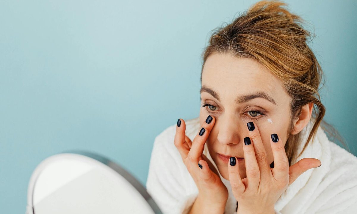 Jak wybrać idealny krem pod oczy? Poradnik krok po kroku