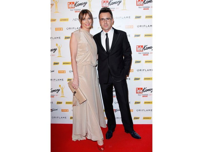 Paulina Smaszcz-Kurzajewska na rozdaniu Telekamer wystąpiła w luźnej, drapowanej, beżowej sukni. Niestety, nie tylko ona…