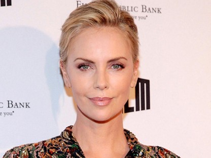 Charlize Theron bebizonyította, hogy létezik az a szett, amit MINDENHOVA felvehetsz