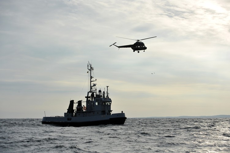 Okręty 8. Flotylli Obrony Wybrzeża podczas manewrów Wargacz-15 w Świnoujściu <br><br> fot. (ukit) PAP/Marcin Bielecki