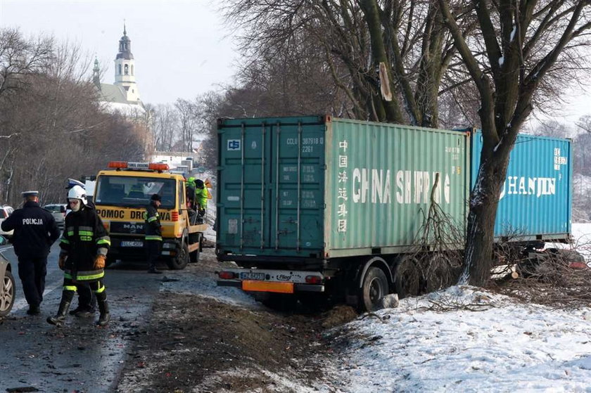 3 osoby zginęły pod ciężarówką