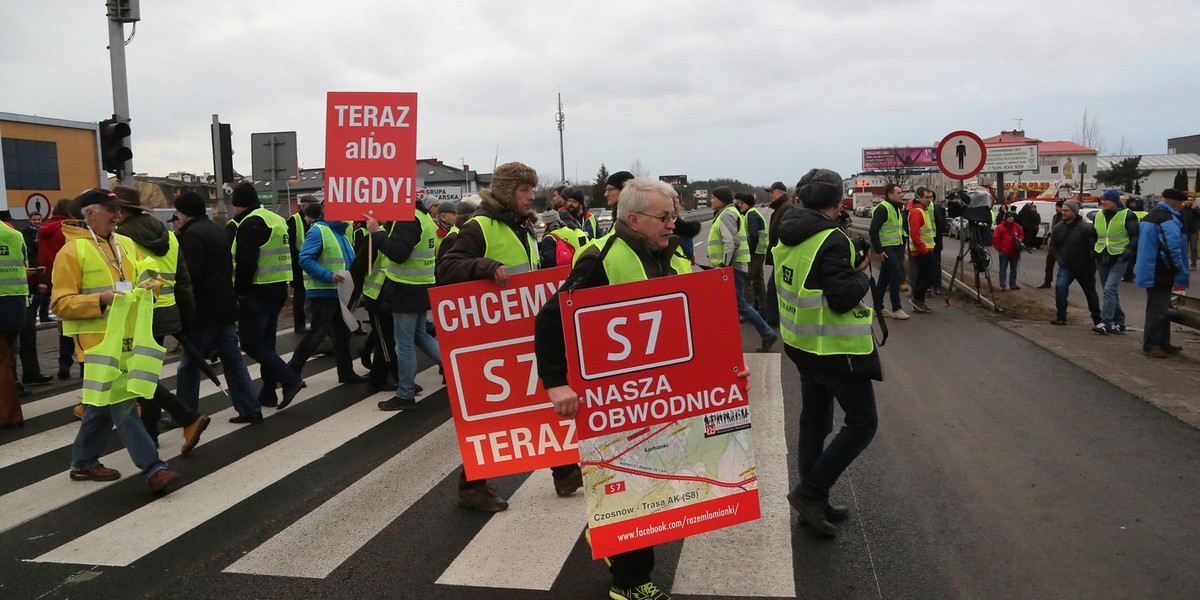 Protestujący mieszkańcy Łomianek i okolic