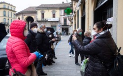 Włosi przypuścili szturm na sklepy. Masowo wykupują żywność, rząd uspokaja