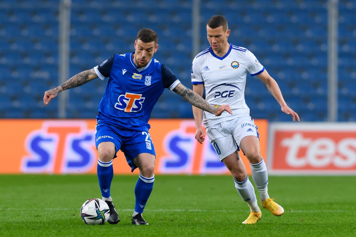 Piłkarz Lecha Poznań Pedro Tiba (L) i Mateusz Mak (P) ze Stali Mielec podczas meczu Ekstraklasy