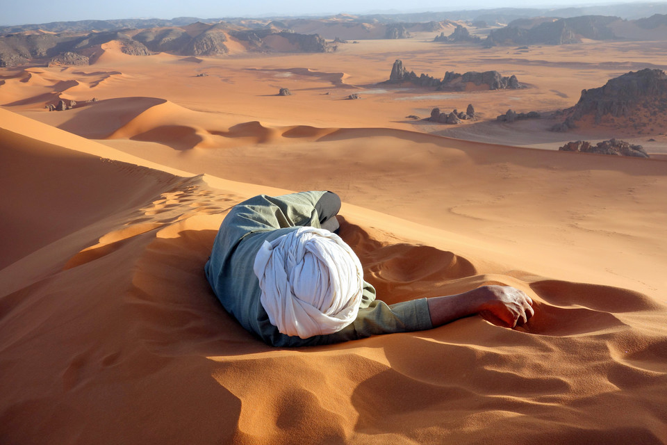 Wyróżnienie - A well earned rest in the Sahara
(pol. Zasłużony odpoczynek), Evan Cole / National Geographic Traveler Photo Contest
2014