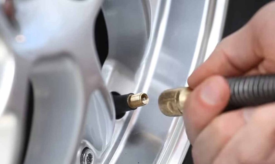 Tlak treba merať „na studeno“ – najlepšie ráno, keď auto dlhšie stálo. 